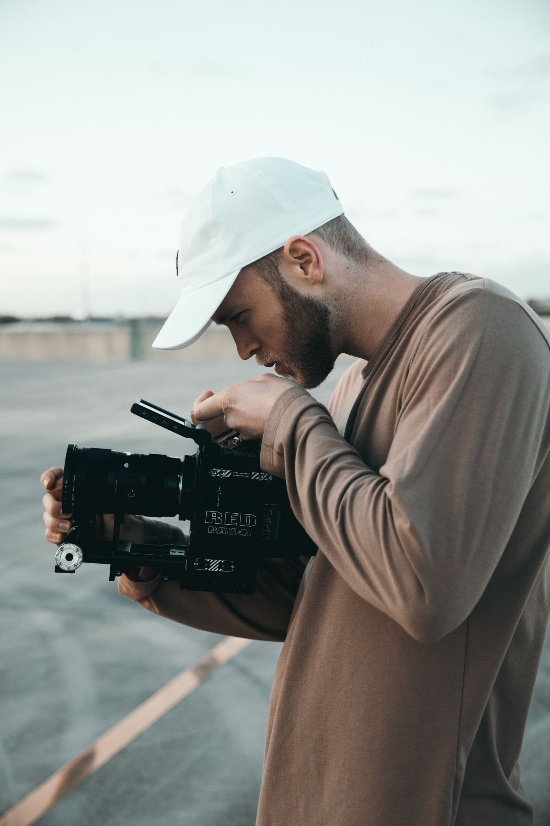 Operator cu o cameră de cinema RED